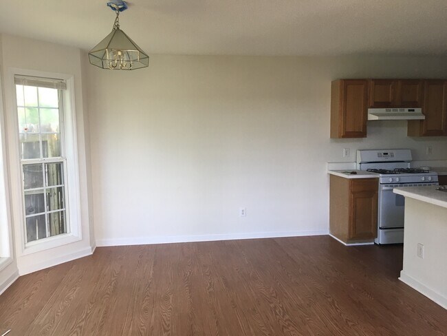 Building Photo - 3 BEDROOM SINGLE FAMILY HOME-2 1/2 bath~2 ...