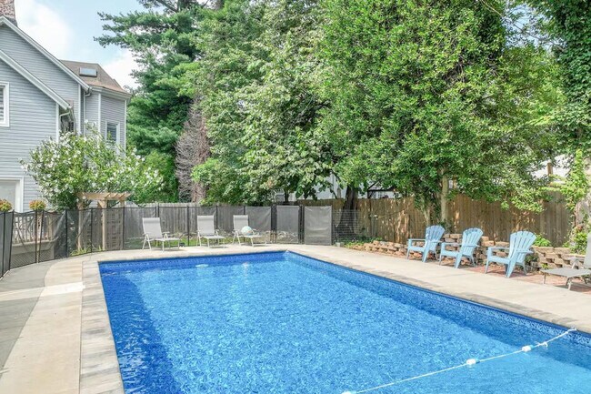 Building Photo - 139 W 4th Ave