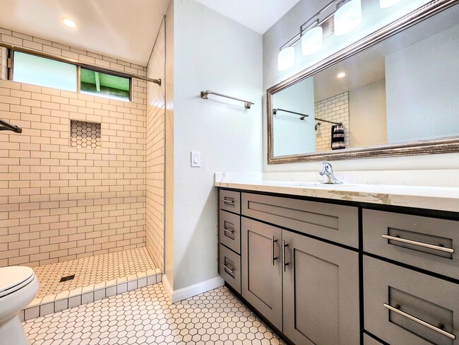 Building Photo - 3 Bedroom in Santa Rosa with Air Conditioning