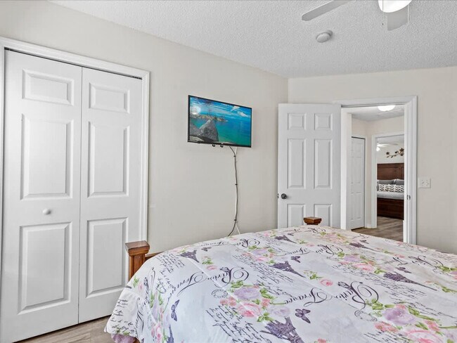 Building Photo - 113 Pompano Beach Dr