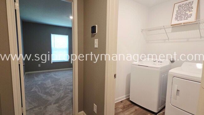 Building Photo - 942 Primrose Dr
