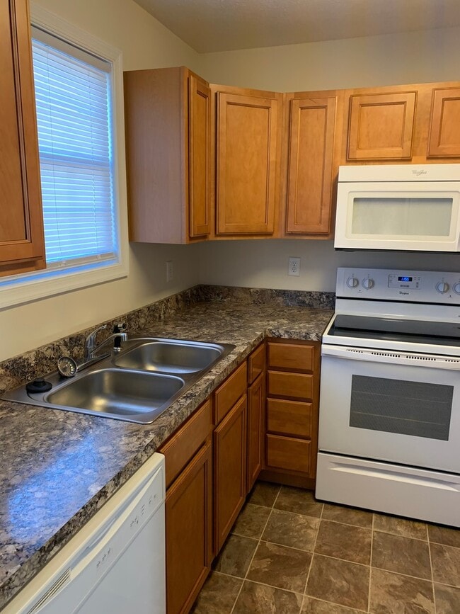 Building Photo - 3 BR 2.5 Bath Townhouse