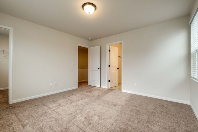 Building Photo - 529 Medwyk Dr