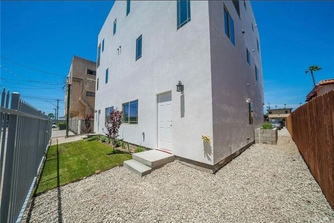 Building Photo - Beautiful 4 bed 4 bath unit in Gardena 90247!