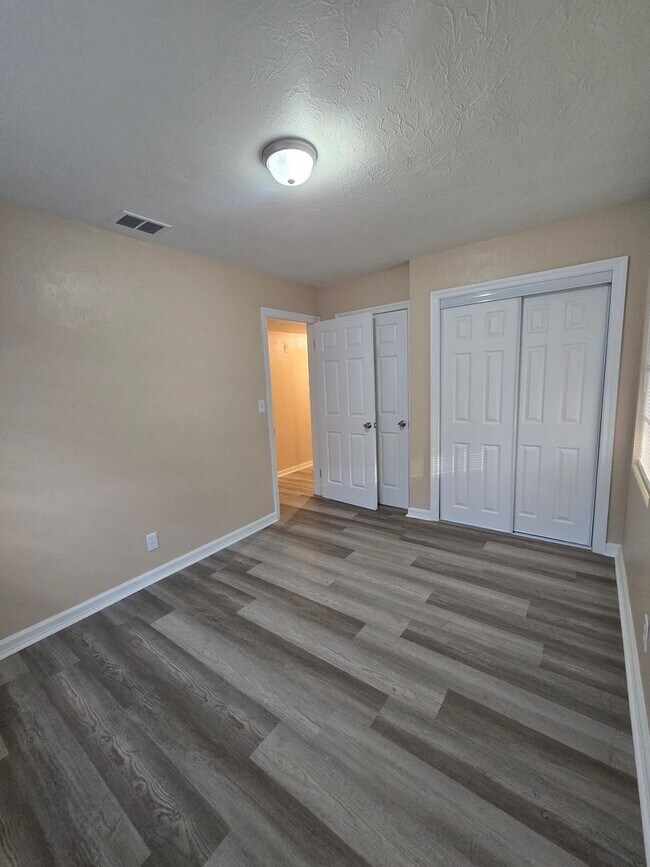 Building Photo - 1001 N Bracewell Dr
