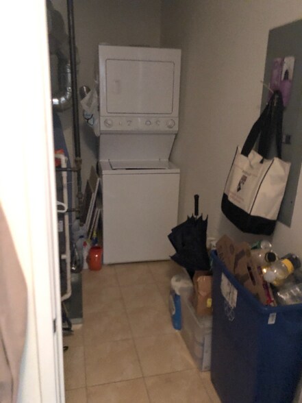 Building Photo - 1624 W Division St