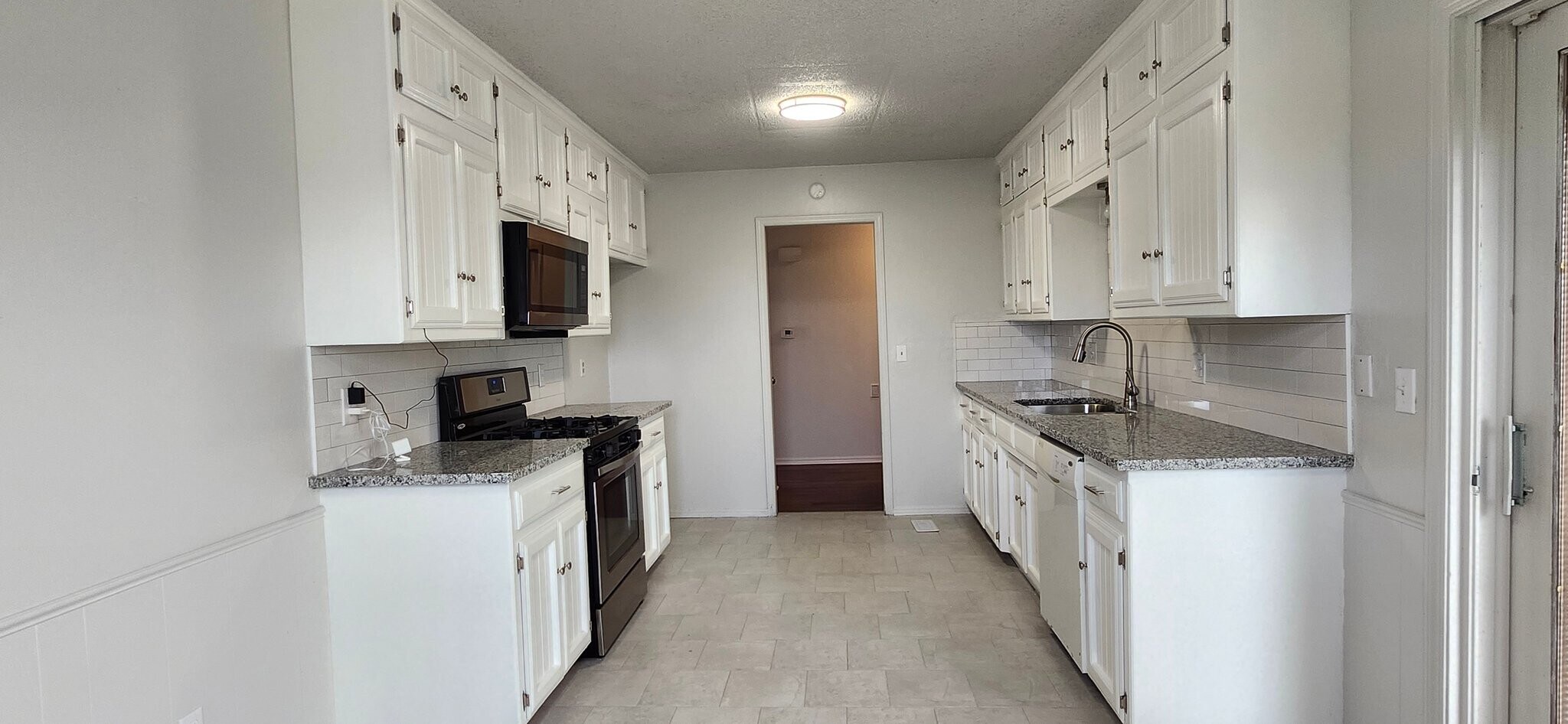 Building Photo - 3517 N Glenoaks Dr