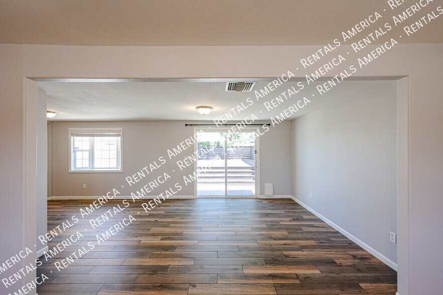 Building Photo - 1530 E Windsor Ave