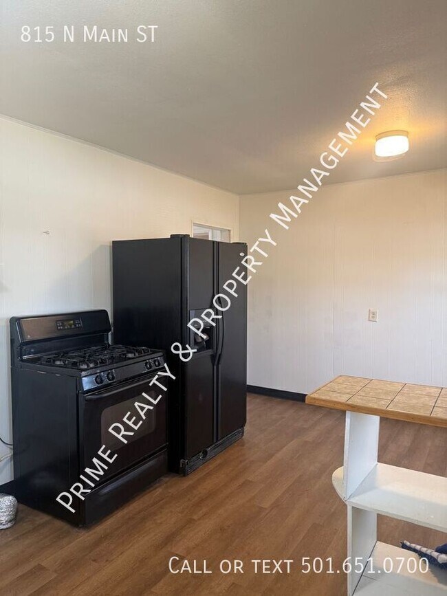 Building Photo - 815 N Main St