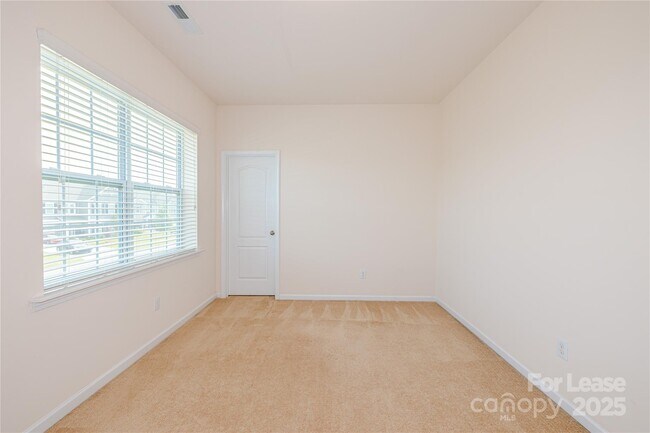 Building Photo - 2624 Snap Dragon Dr