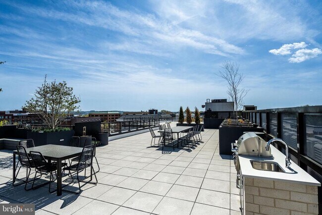 Building Photo - 811 S Columbus St