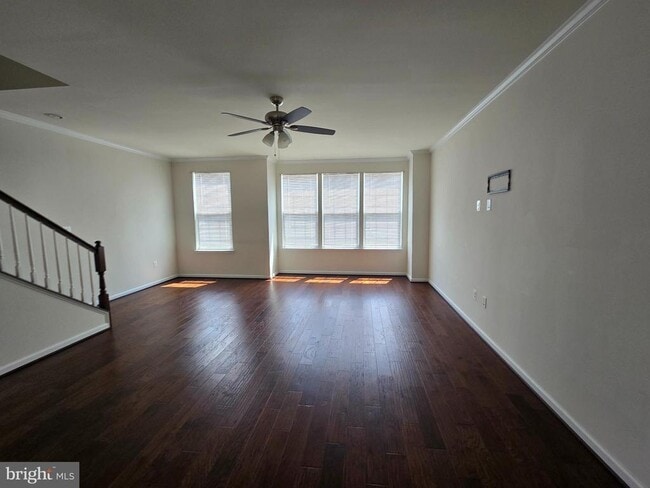 Building Photo - 320 Tree Line Dr