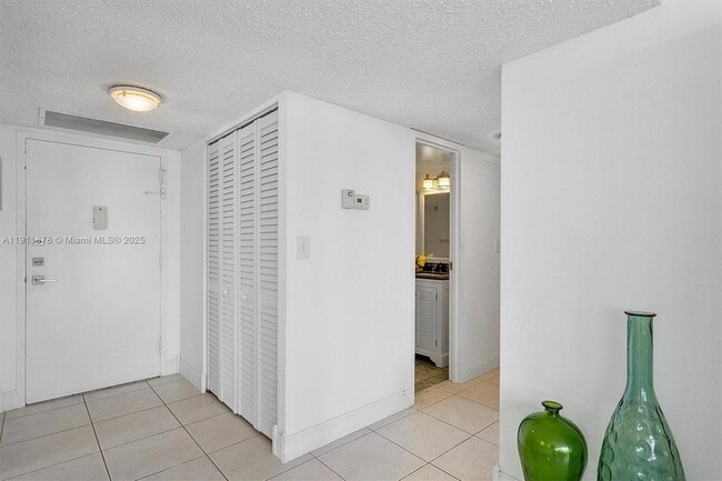 Building Photo - 1000 Parkview Dr