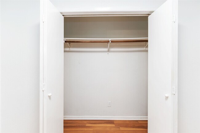 Building Photo - 13911 Hollowgreen Dr