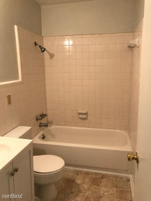 Building Photo - 2 br, 1.5 bath Townhome - 201 Cedar St