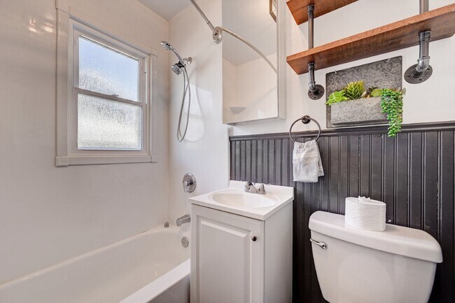 Building Photo - $2,200 - 2 Bed, 1 Bath Home in Englewood w...