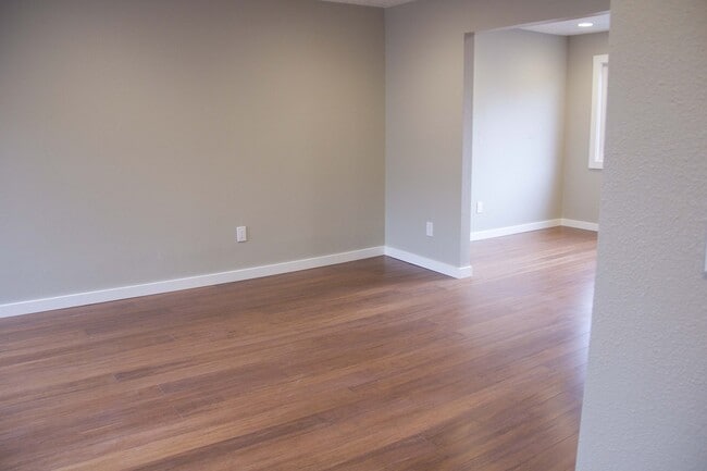 Building Photo - 2bed/2bath, W/D in unit, garage, and all d...