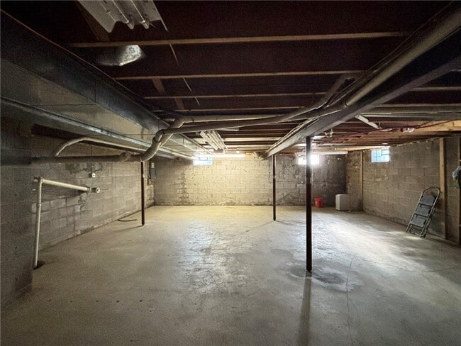 Building Photo - 1289 Creek St