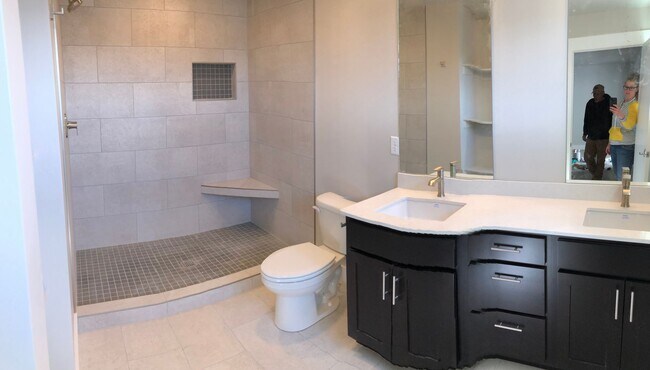 Building Photo - Modern Townhome, Centrally located.