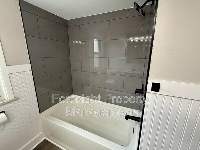 Building Photo - 654 E 240th St