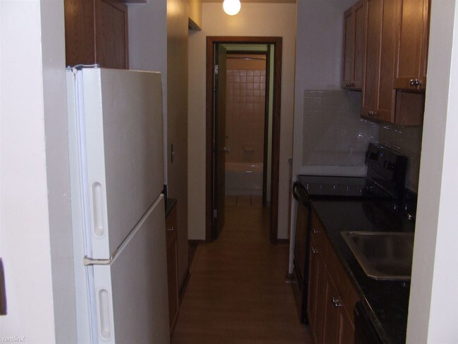 Building Photo - 4 br, 2 bath  - 808 Oakland 201