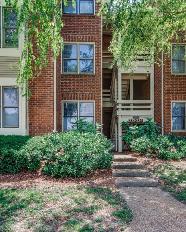 Building Photo - Beautiful Two Bedroom Green Hills Condo Wi...