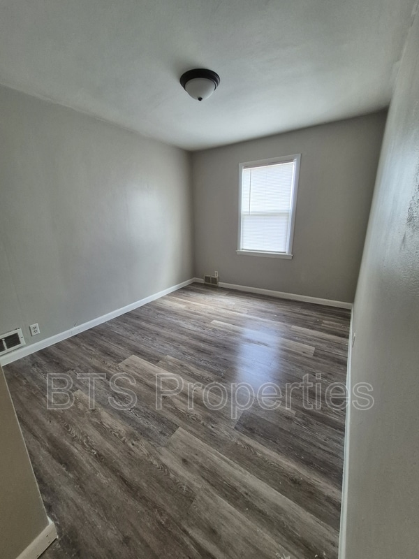 Building Photo - 119 Vanburen Ct