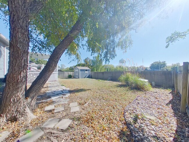 Building Photo - 3 Bedroom Home