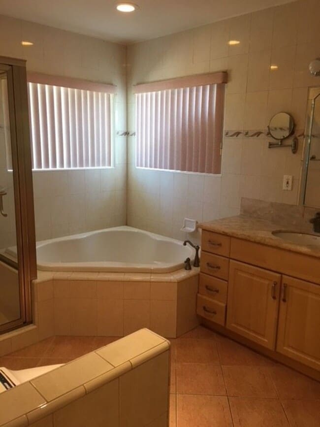 Building Photo - Very nice 3 bedroom, 2 bath Monterey Park ...