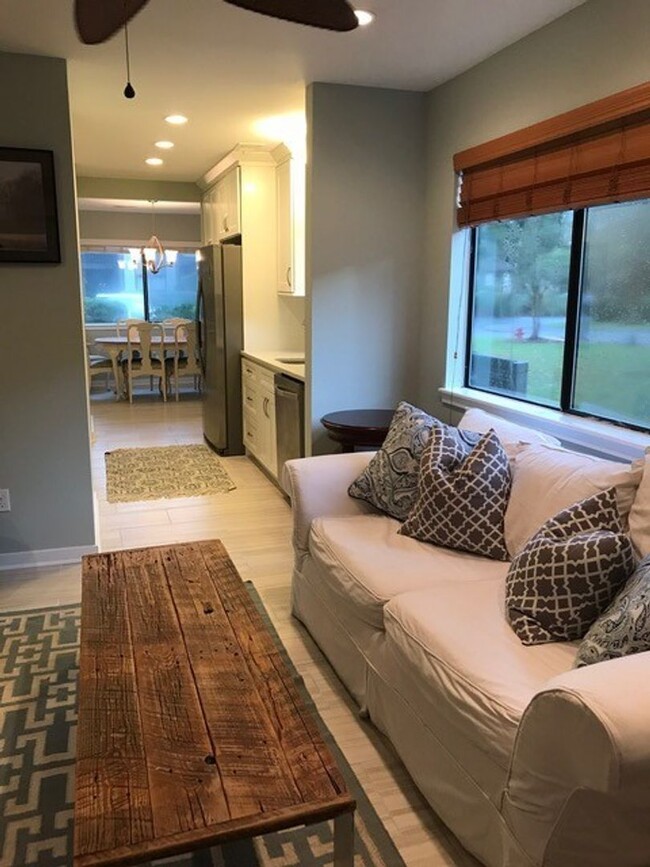 Building Photo - 2BD/2.5BA - TOWNHOME IN MT PLEASANT - AVAI...