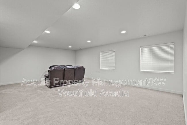 Building Photo - 298 Old Farm Ln