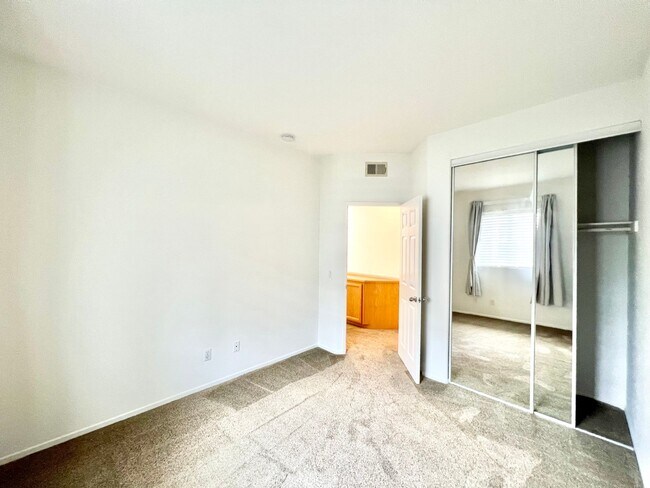 Building Photo - Beautiful 2Bd/2.5Ba with office located in...