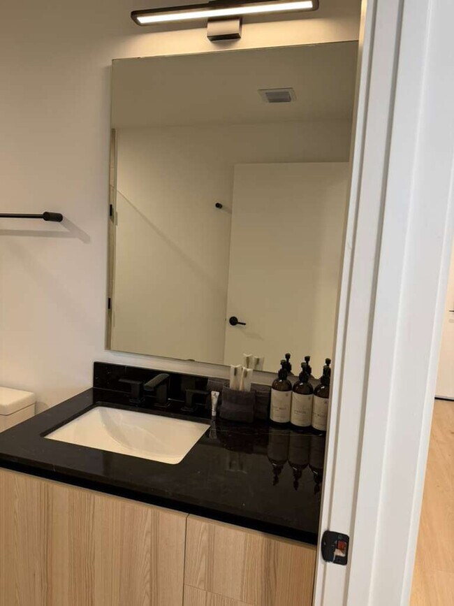 Building Photo - 225 N Miami Ave