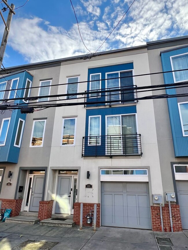 Building Photo - Gorgeous 3-Bedroom Townhome with One-Car G...