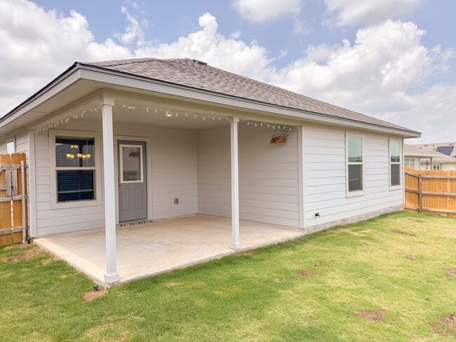 Building Photo - Available NOW This charming 1 story, 3 bed...