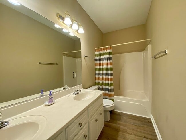 Building Photo - 4858 Somerset Dr