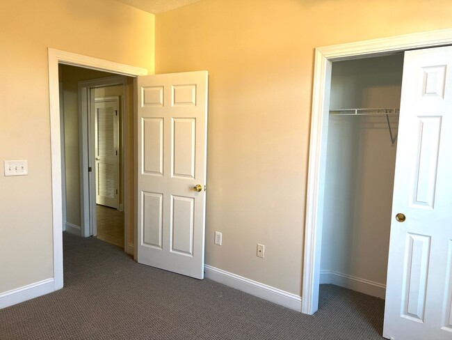 Building Photo - AVAILABLE SOON! 3 BED/2 BATH CONDO IN FOUNTAIN POINTE! FRESHLY PAINTED!