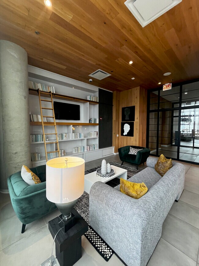 Building Photo - 833 N Clark St