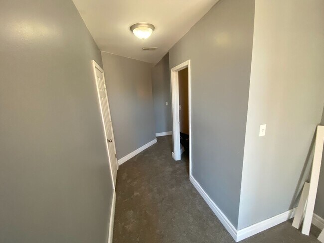 Building Photo - Spacious 4 bedroom 2 bath Townhome Updated...