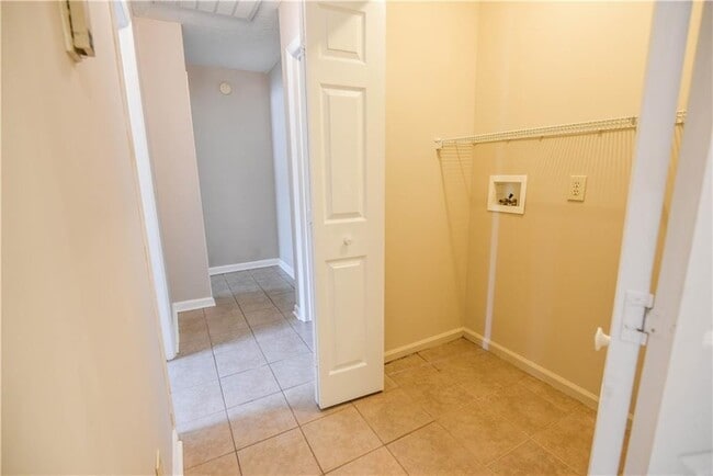 Building Photo - Duplex Available in August!