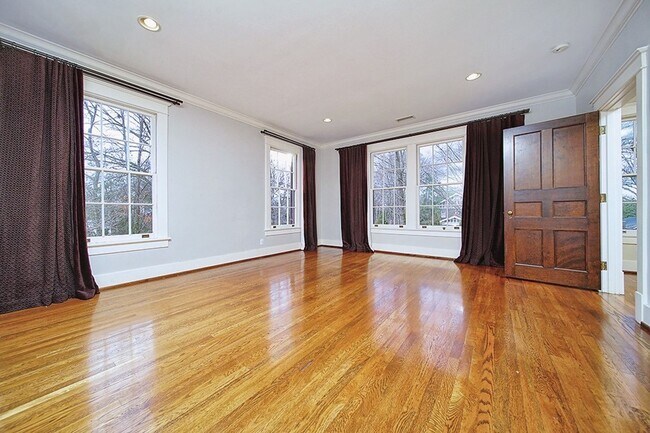 Building Photo - Stunning Tudor-style 4BR/3.5BA home in a prime, unbeatable location!