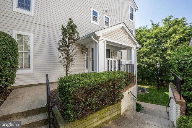 Building Photo - 1019 Hillside Lake Terrace