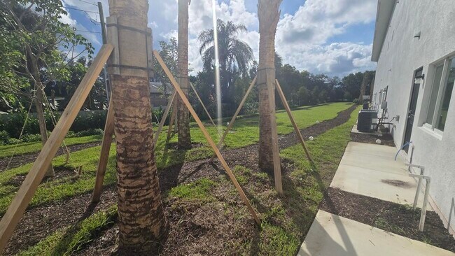 Building Photo - 4951 Serafica Dr