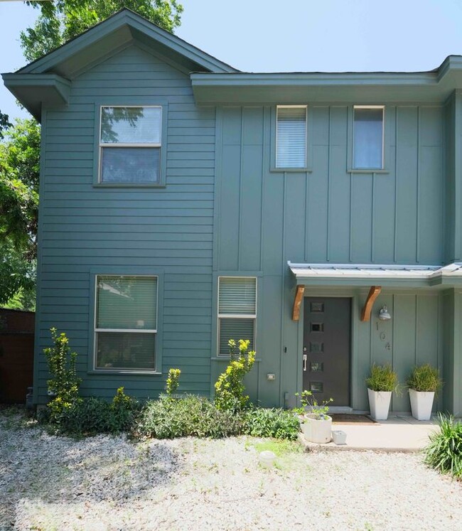 Building Photo - 604 Allen St