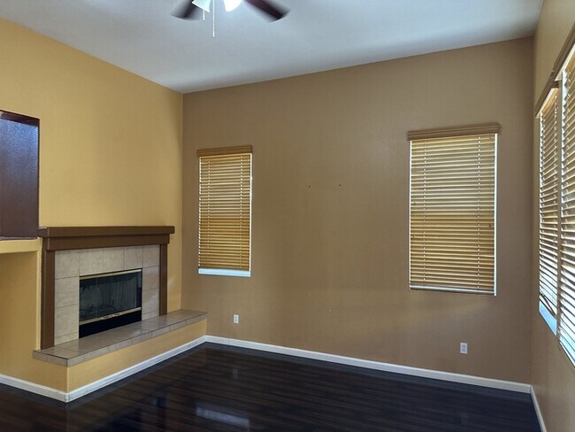 Building Photo - Tracy Beautiful home that comes with sizab...