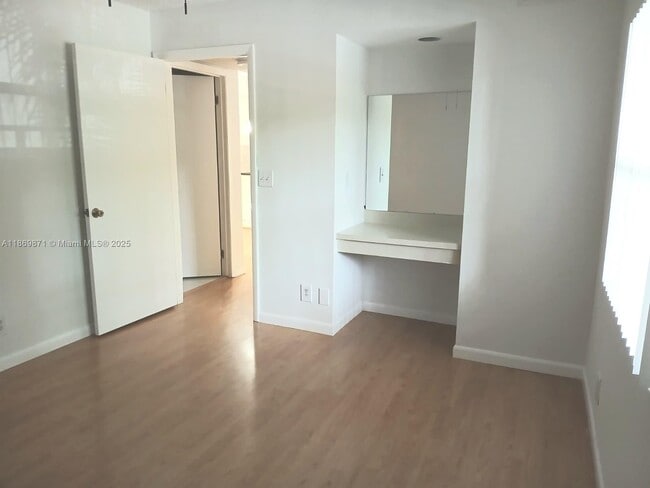 Building Photo - 9999 Summerbreeze Dr