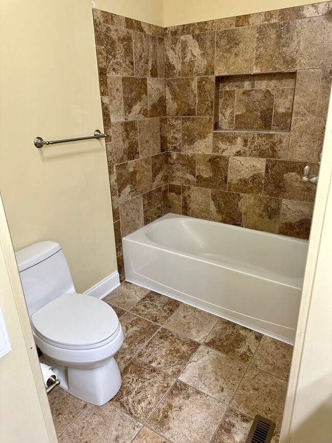 Building Photo - 3  bedroom 1.5 bath now available in Oolte...