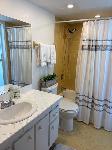 Building Photo - 195 Peppermint Ln