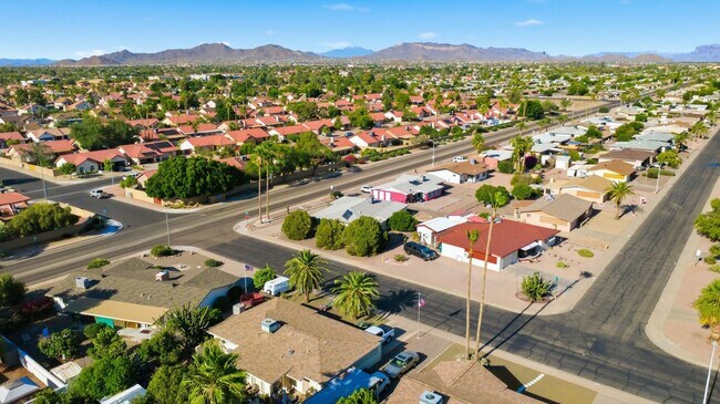 Building Photo - Spacious 3 Bed in Dreamland Villa | Corner Lot + Circular Drive