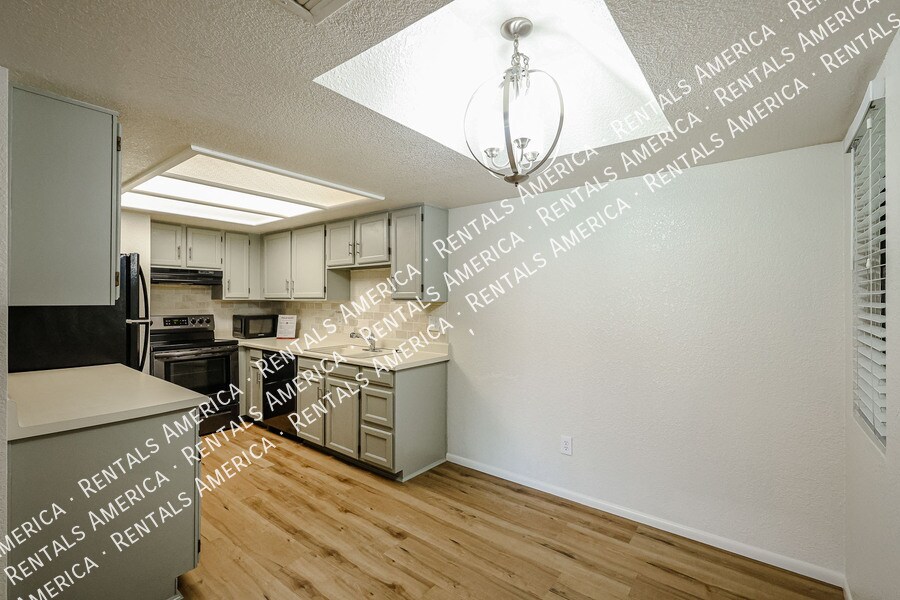 Building Photo - 2146 W Isabella Ave